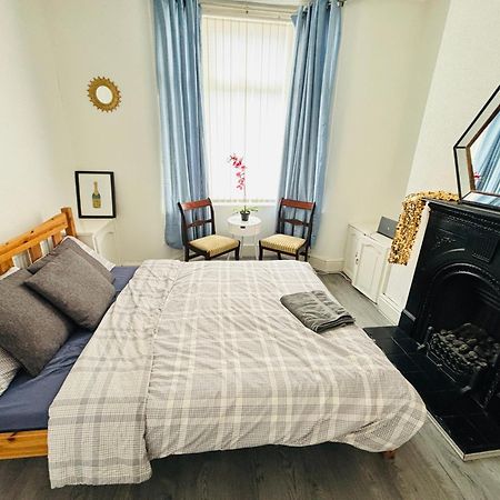 Entire 3 Bedroom House- Free Parking 利物浦 外观 照片