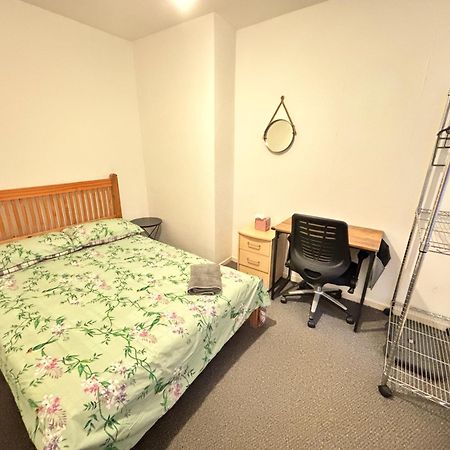 Entire 3 Bedroom House- Free Parking 利物浦 外观 照片