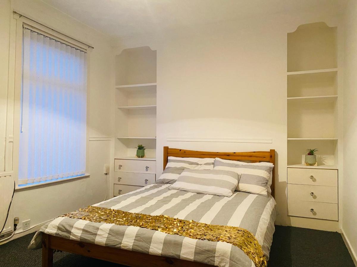 Entire 3 Bedroom House- Free Parking 利物浦 外观 照片