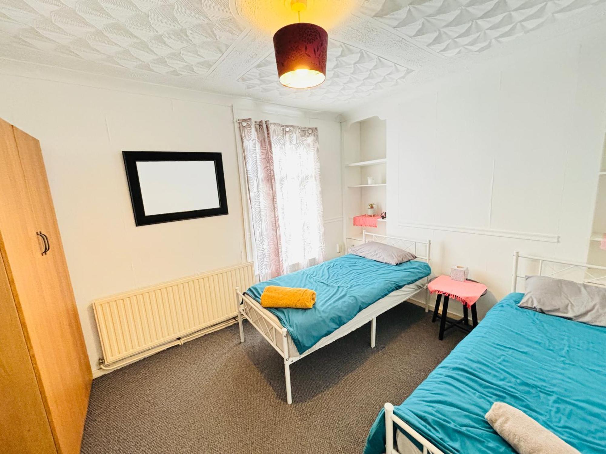 Entire 3 Bedroom House- Free Parking 利物浦 外观 照片