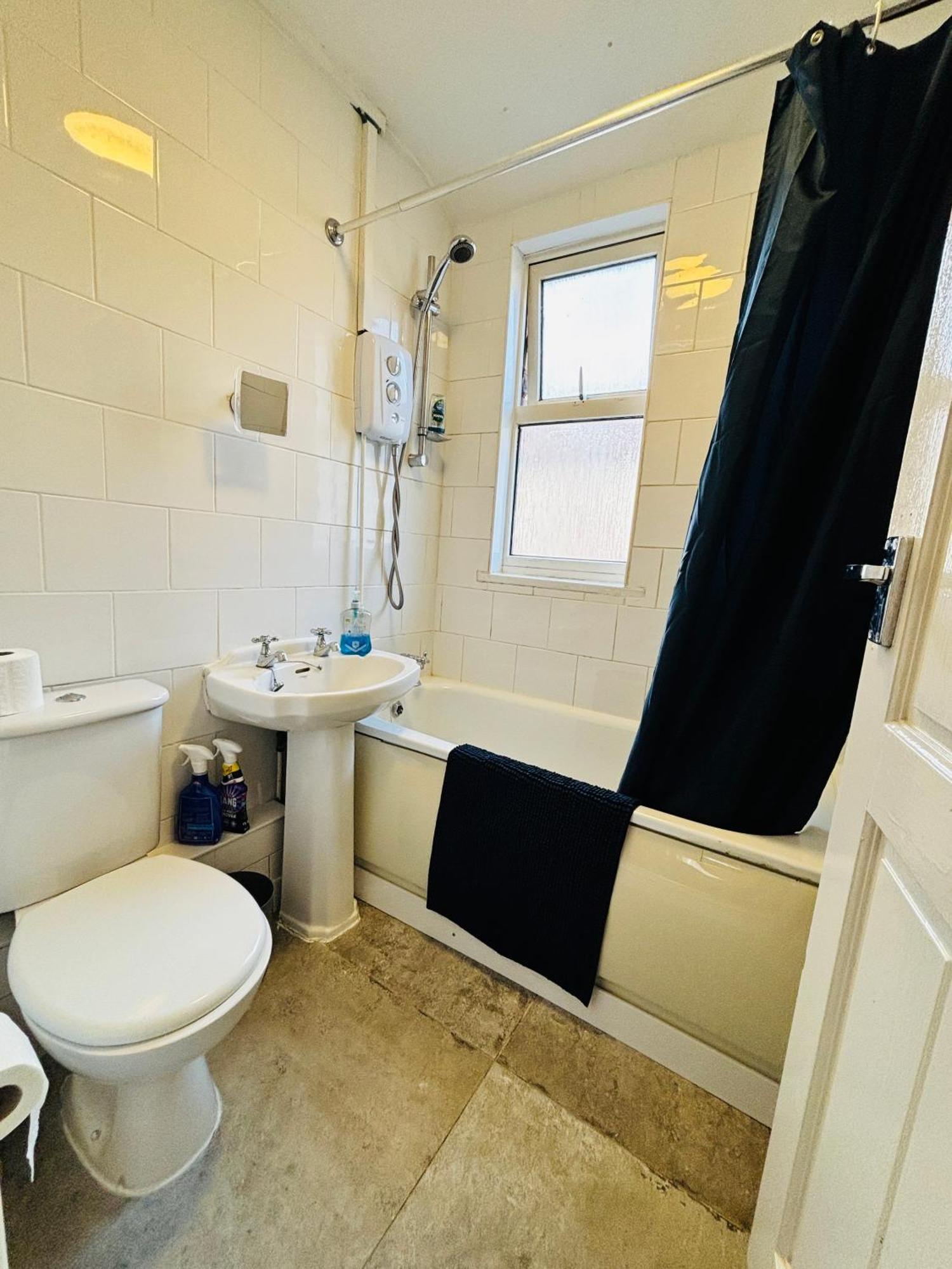 Entire 3 Bedroom House- Free Parking 利物浦 外观 照片